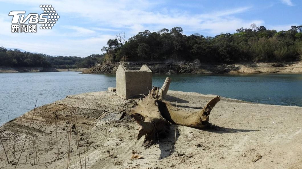 永和山水庫不到一半低水位 「水底土地公廟」露出來