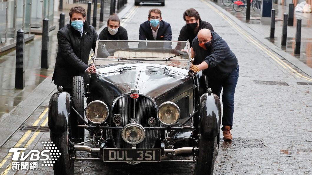 英國拍賣行Bonhams在2011年，也拍賣過一輛布加迪57S古董車。（圖／達志影像美聯社）