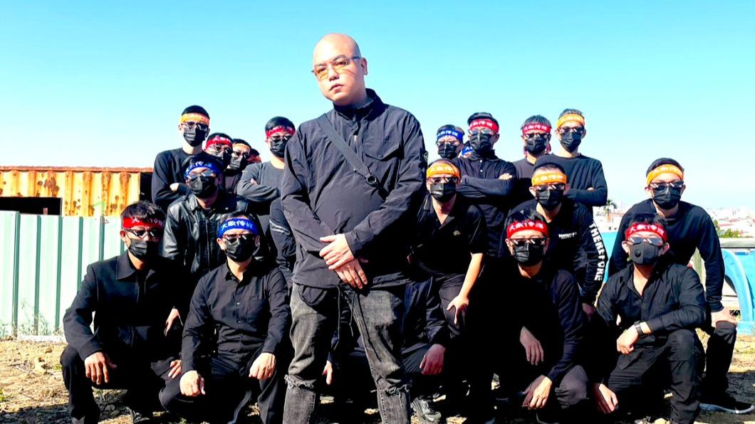 嘻哈歌手強尼(前)轉行當AV導演,更下重本打造全新企畫。(圖/大象傳媒提供)