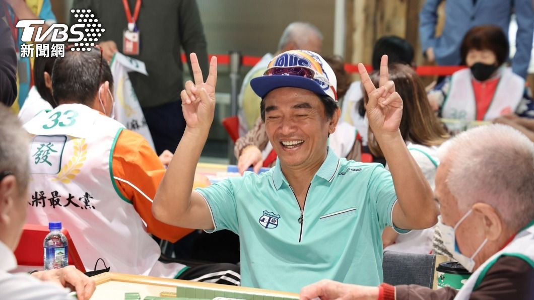 吳宗憲雙手比YA,笑到瞇眼。(圖/黃城碩攝)
