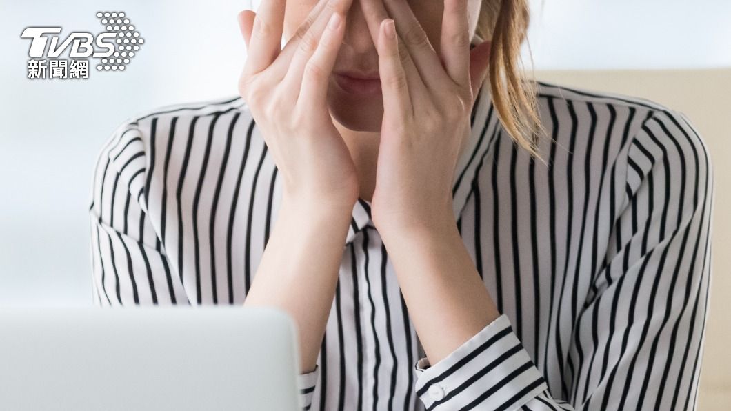 許多人都有眼睛不適的症狀。(示意圖/shutterstock達志影像)