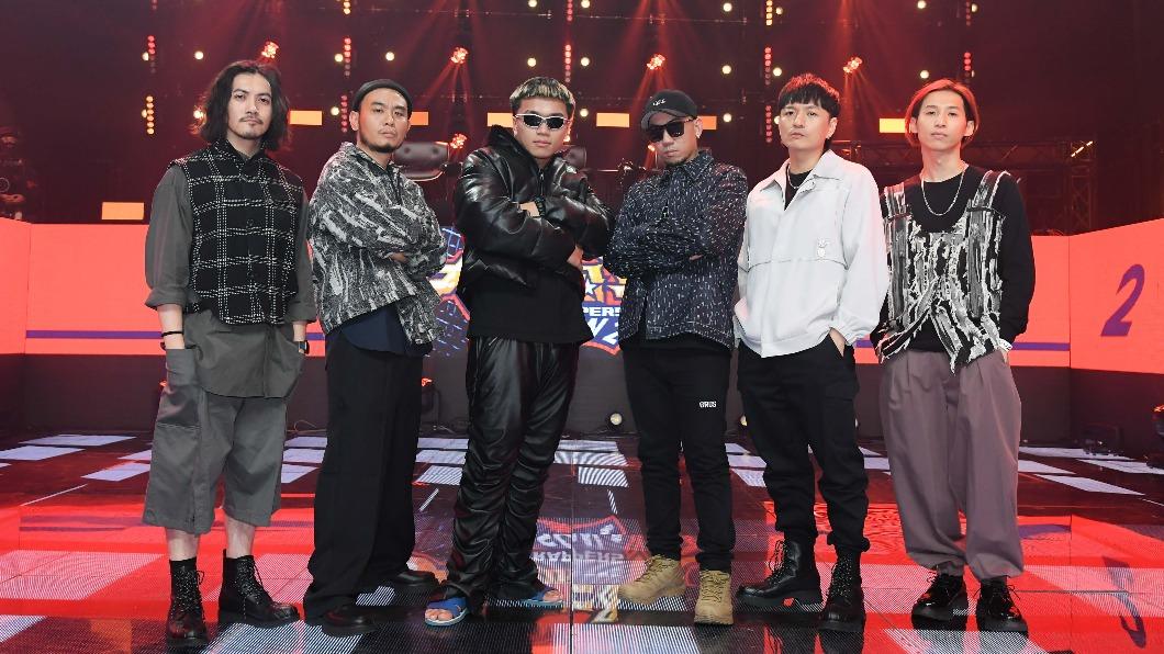滅火器搭配阿跨面、SAVAGE.M馬克。（圖／三立提供）