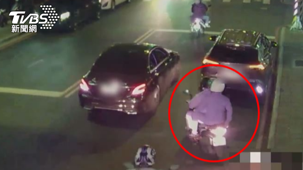 員警雙載趕赴狄姓老翁家屬住家。(圖/TVSB)