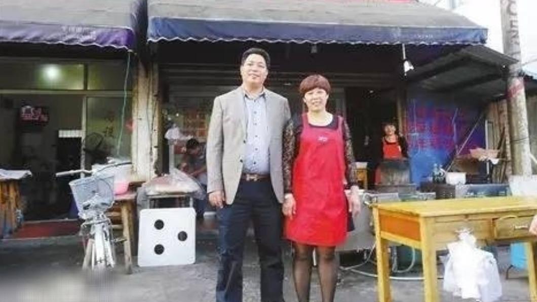 好心闆娘掏錢助流浪少年!20年後他身價破億 帶百萬上門報恩