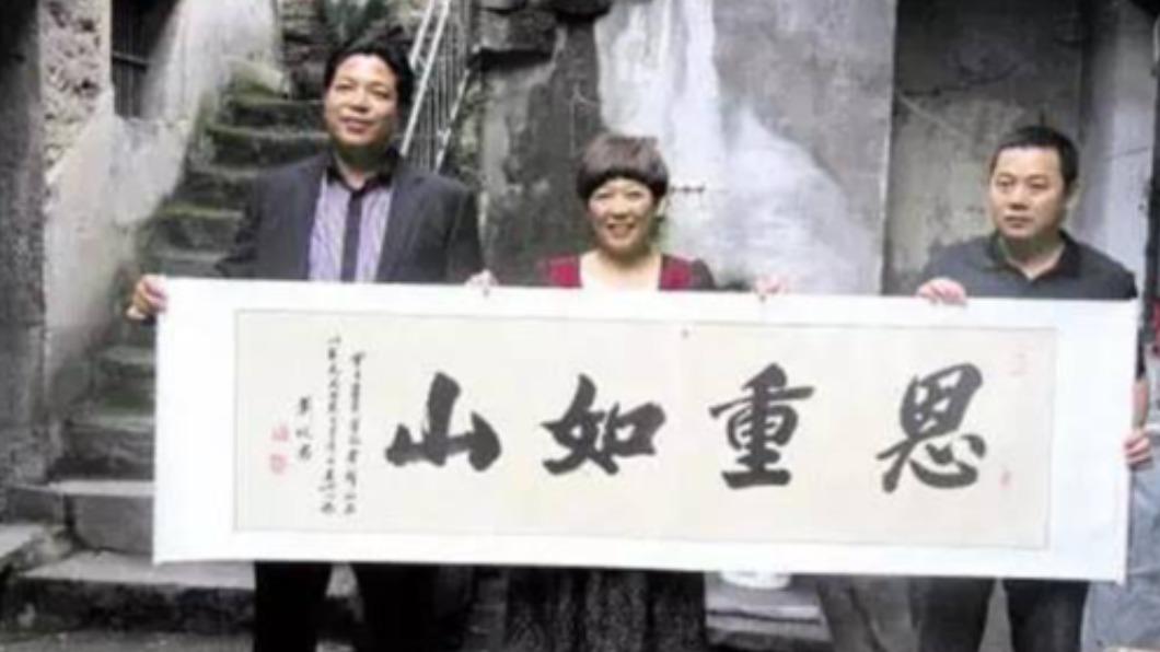 20年後何榮峰成身價上億董事長,拿100萬人民幣現金支票報答戴杏芬。(圖/翻攝自微博)