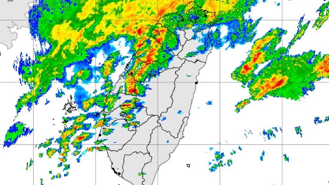 今晚至明日,中部以北地區有局部大雨發生的機率。(圖/翻攝自中央氣象局臉書)