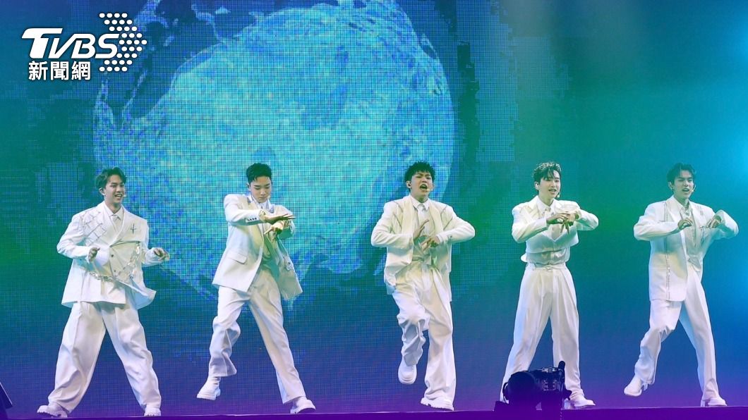 源少年開唱!主持人竟嗆粉絲「丟掉羞恥心」 他衝上台超驚喜