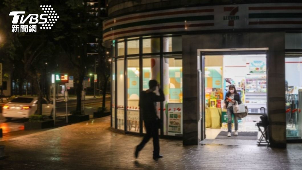 響應「關燈1小時」!超商雙雄萬家門市同時關閉戶外招牌燈