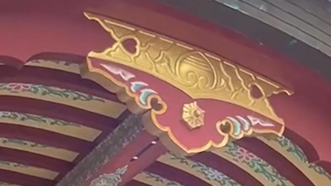 神社建築的屋頂部分,處處可見類愛心形狀的設計。( 圖 / TVBS)