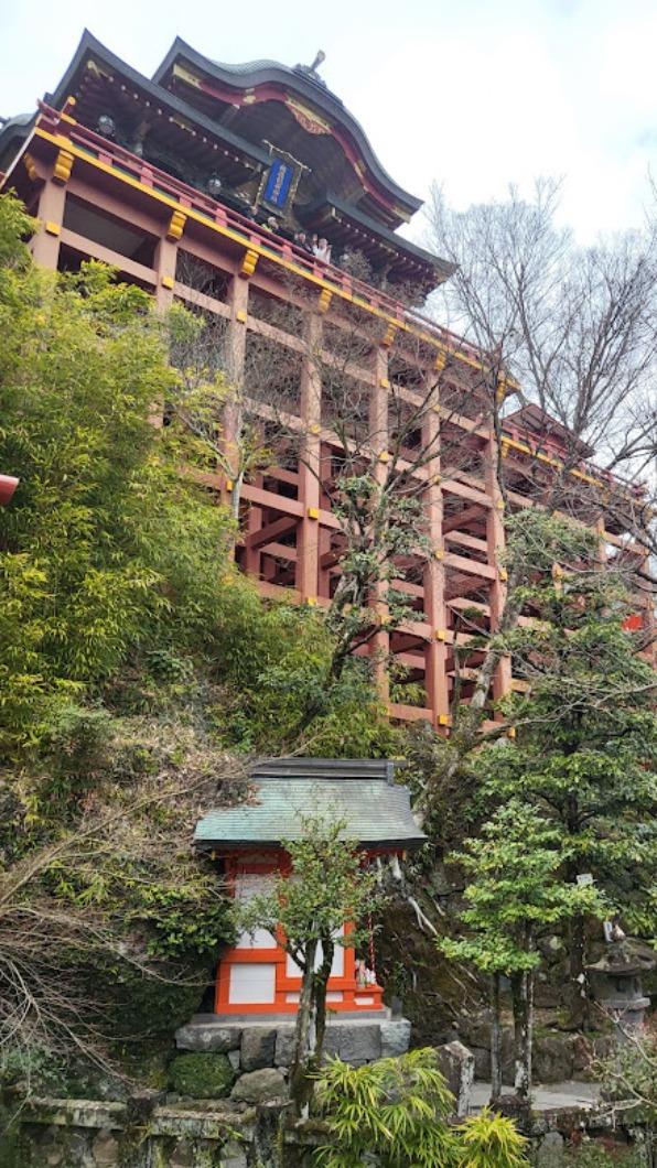 依山而建的神社正殿離地有十八公尺。( 圖 / TVBS )