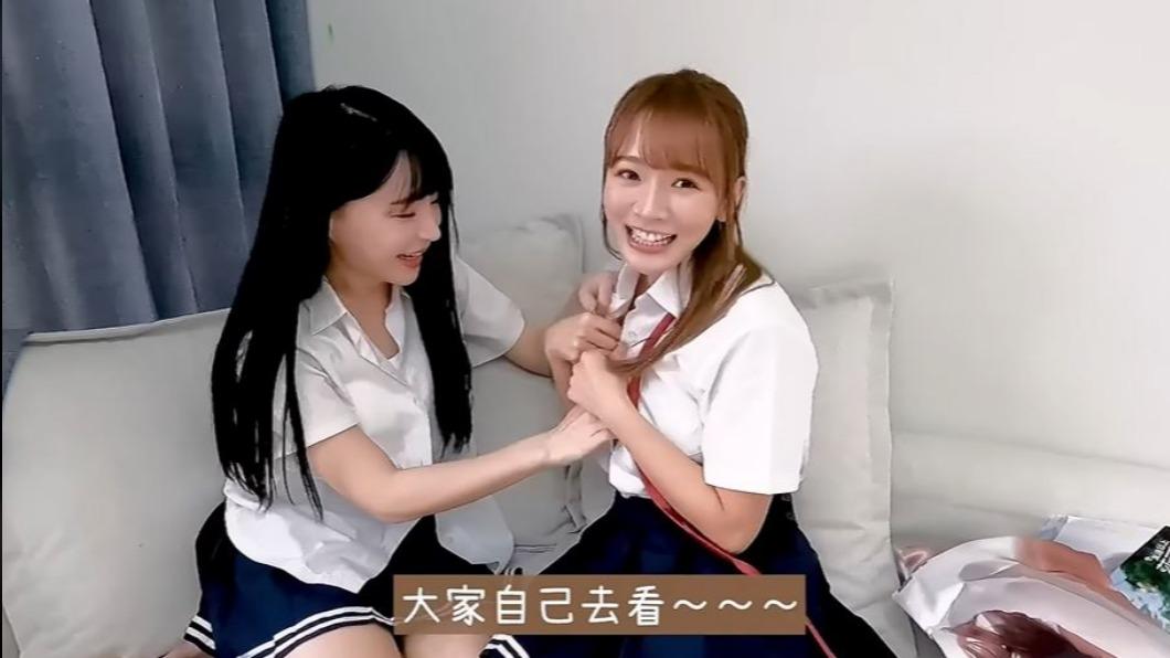 兩人一同幫對方脫襯衫。(圖/翻攝自《元元》YouTube頻道)