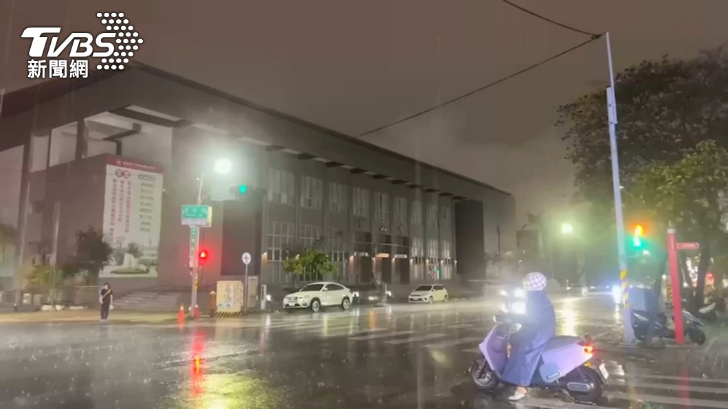春雷乍響!春雨跟著報到 台中變天降雨