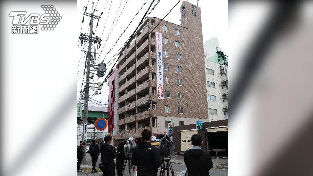 民眾發現雙胞胎倒在公寓旁的停車場內。（圖／達志影像美聯社）