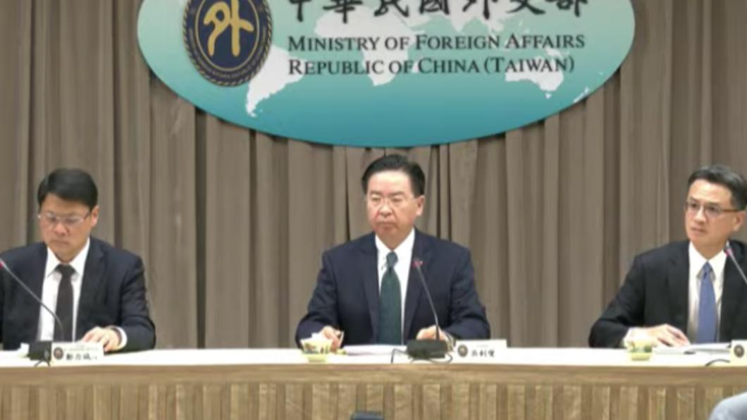 中美洲友邦宏都拉斯政府今(26)日宣布與我國斷交,外交部今天上午9時半舉行記者會,外交部長吳釗燮宣布即日起終止與宏國外交關係,並詳細說明斷交情形。吳釗燮也首度曝光宏都拉斯與我國要求金援的過程,痛批宏國恣意需索,甚至要求我國吃掉宏國20億國債,並要求給3億5000萬美元蓋水壩、9千萬蓋醫院。
