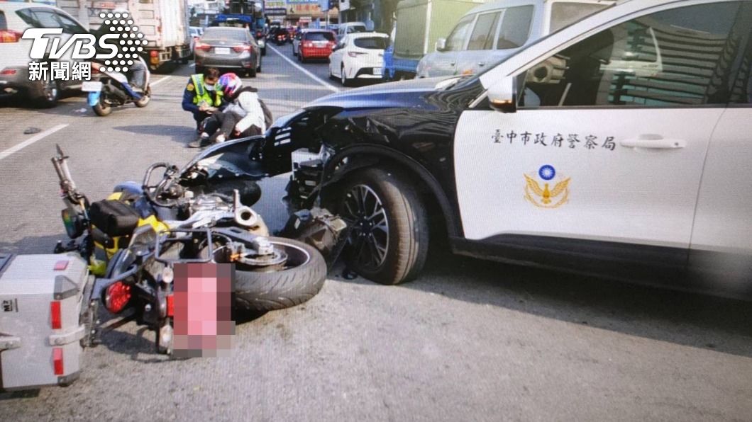 台中警車撞重機!女騎士「空中翻滾一圈墜地」痛苦哀嚎