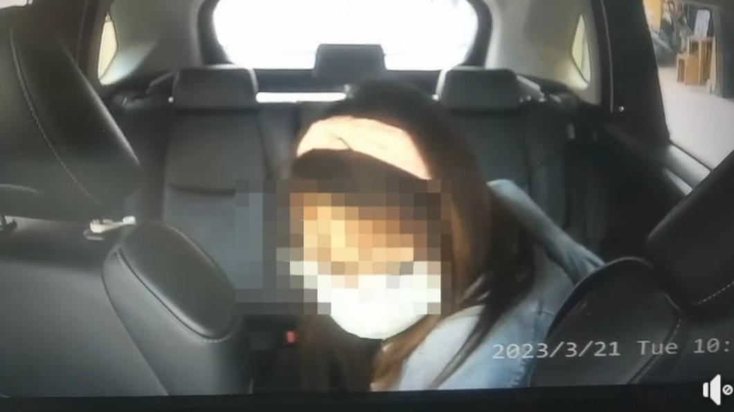 運將一下車便伸手到前座狂撈。(圖/爆料公社公開版)