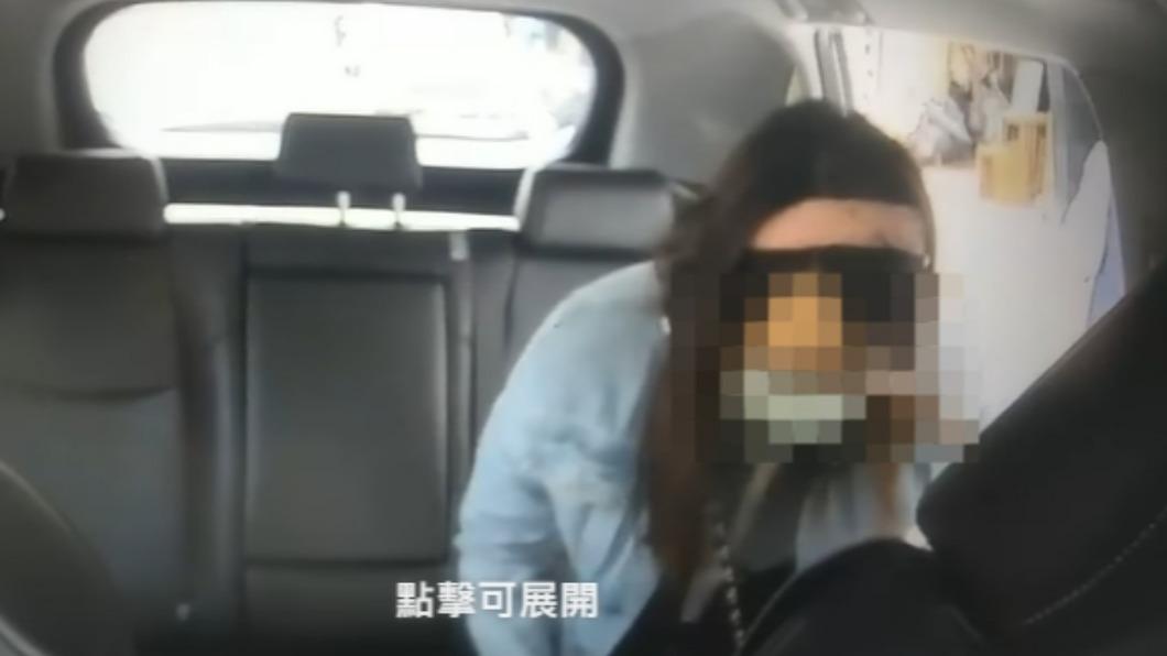 運將開車門時,女子將物品塞進包包。(圖/爆料公社公開版)