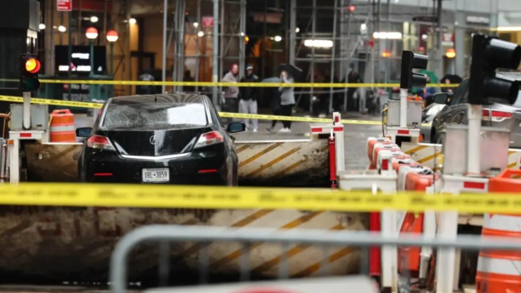 可疑的Acura轎車被攔下盤查。(圖/翻攝自《紐約郵報》)