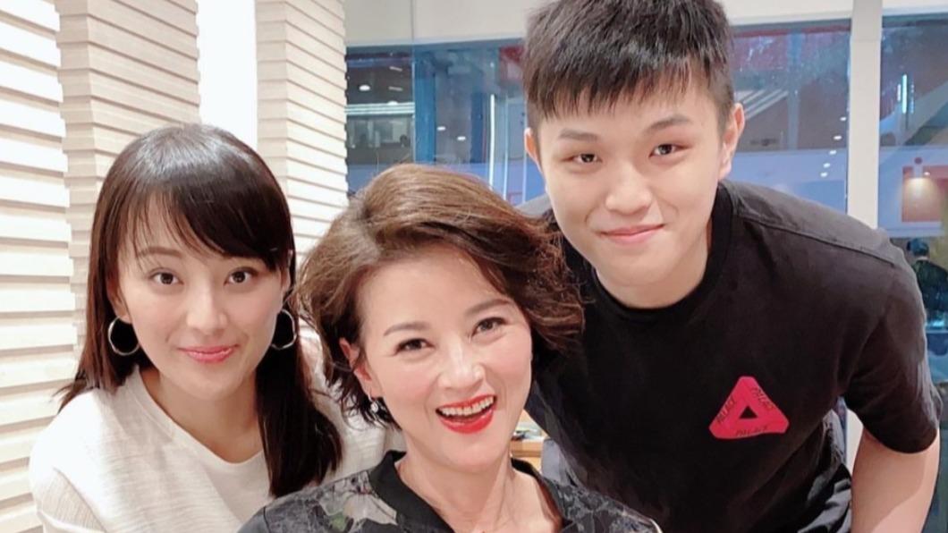 黎燕珊離婚後,獨立拉拔1對子女長大。(圖/翻攝自黎燕珊IG)