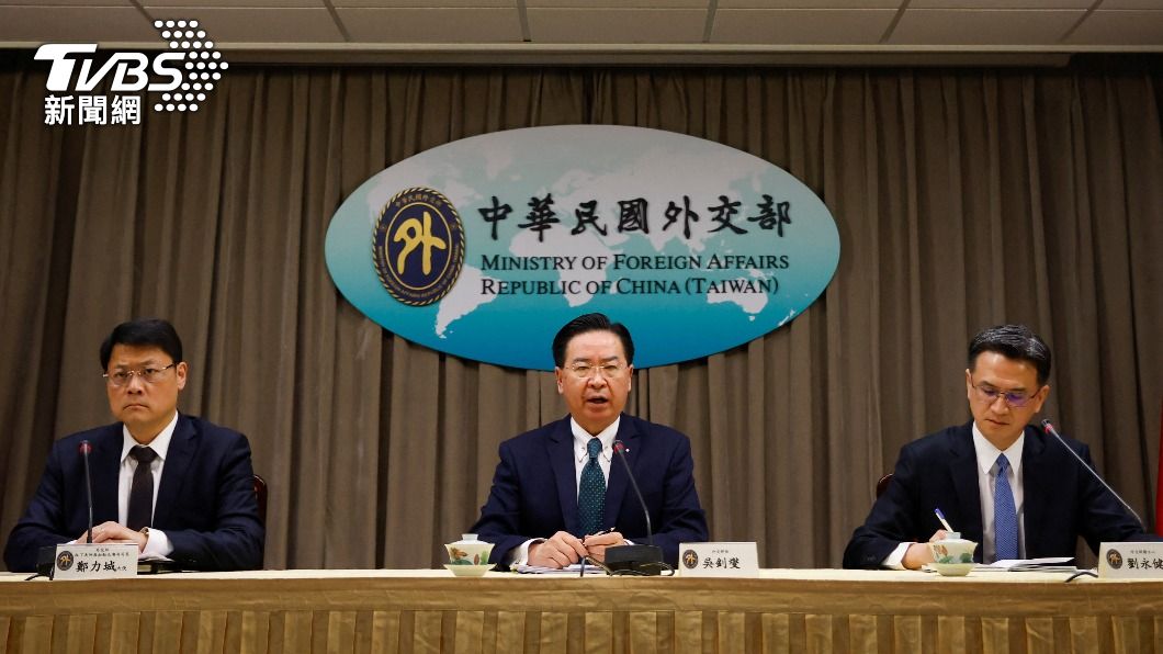 吳釗燮在記者會上回應台宏斷交。(圖/達志影像美聯社)