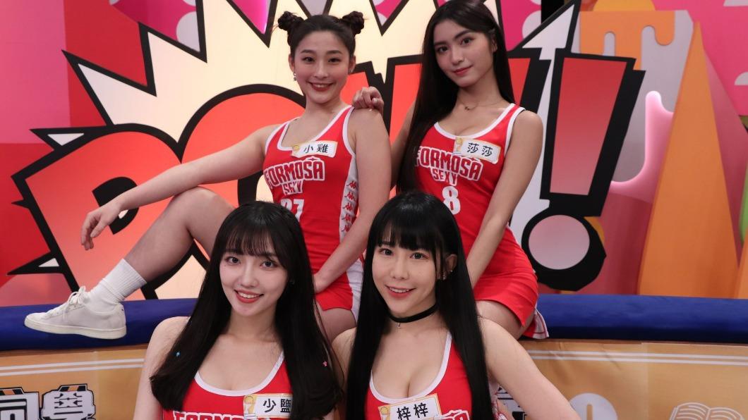 梓梓(前右)等女神上節目。(圖/中天提供)
