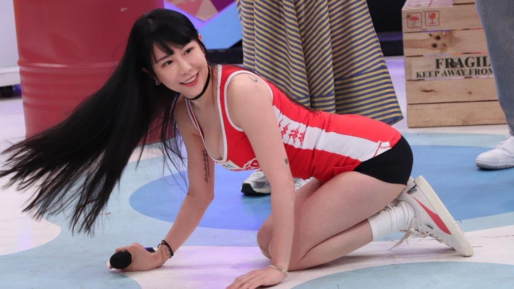 梓梓在節目中大秀性感。(圖/中天提供)