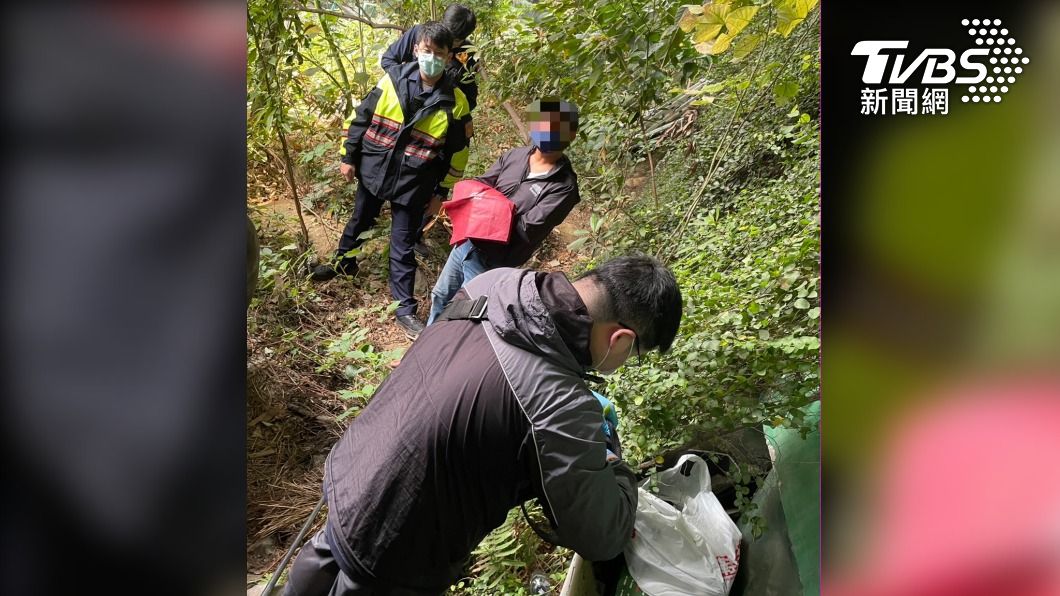警方帶著劉姓慣竊搜索贓物。(圖/TVBS)