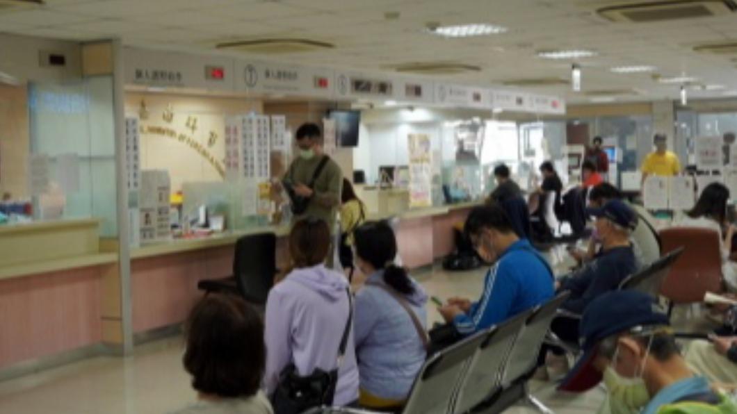 辦護照大增 外交部雲嘉南辦事處加班增人力收件