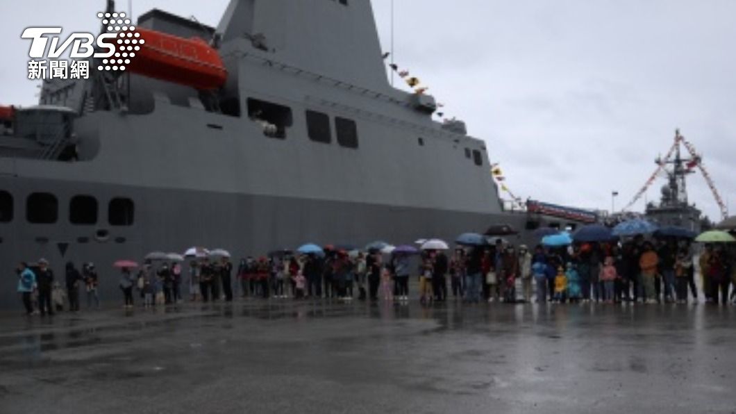 海軍敦睦艦隊泊花蓮港 民眾雨中登艦熱情不減