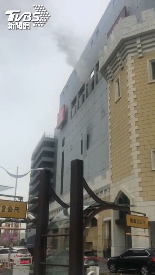 台茂6樓餐廳廚房驚傳失火。(圖/消防局提供)