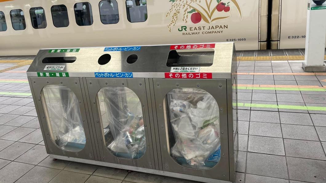 周玉蔻在上車前,順手將手機、垃圾一起丟至紅色垃圾桶中。(圖/翻攝自周玉蔻臉書)