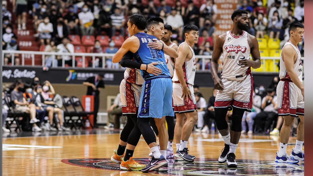 鋼鐵人雖最終未能獲勝,仍贏得球迷掌聲。(圖/球團提供)