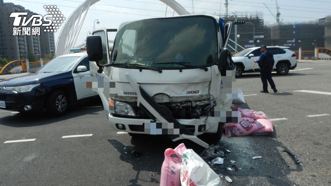 大貨車車頭被撞凹,車上的白米瞬間噴。(圖/警方提供)
