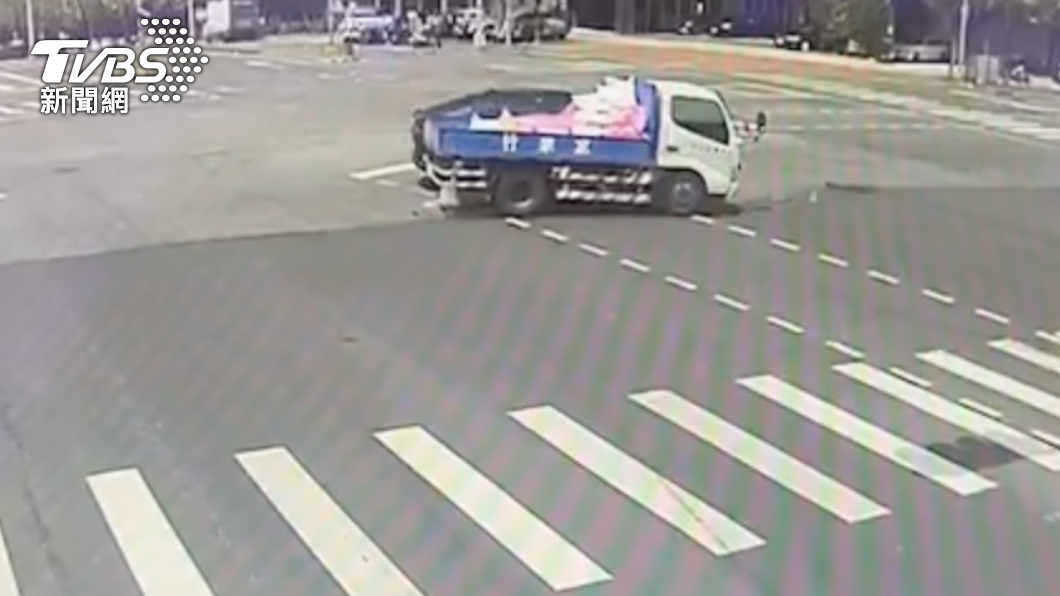 張男當時反應不及,貨車左側車頭不慎撞到X6右車頭。(圖/警方提供)