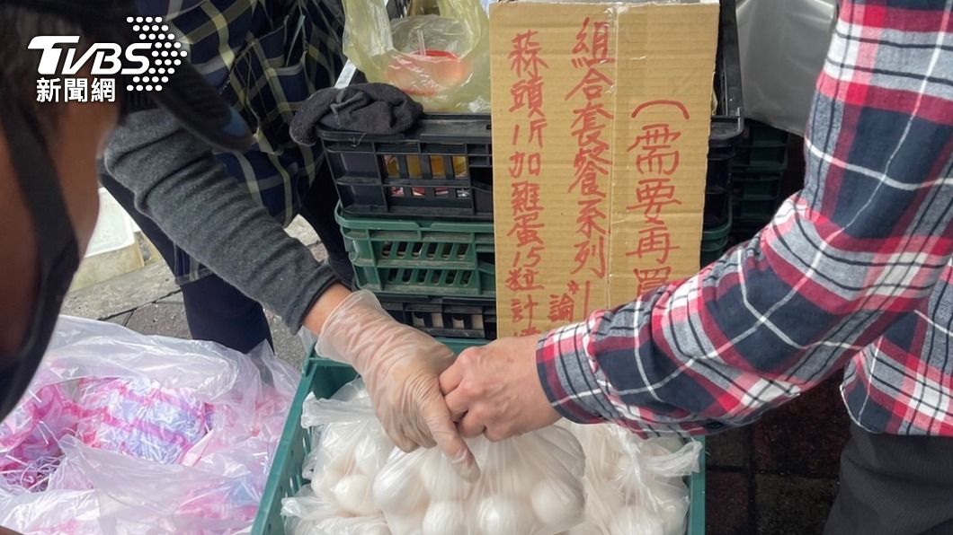 有攤商老闆要求民眾購買大蒜才能加購雞蛋。(圖/民眾提供)