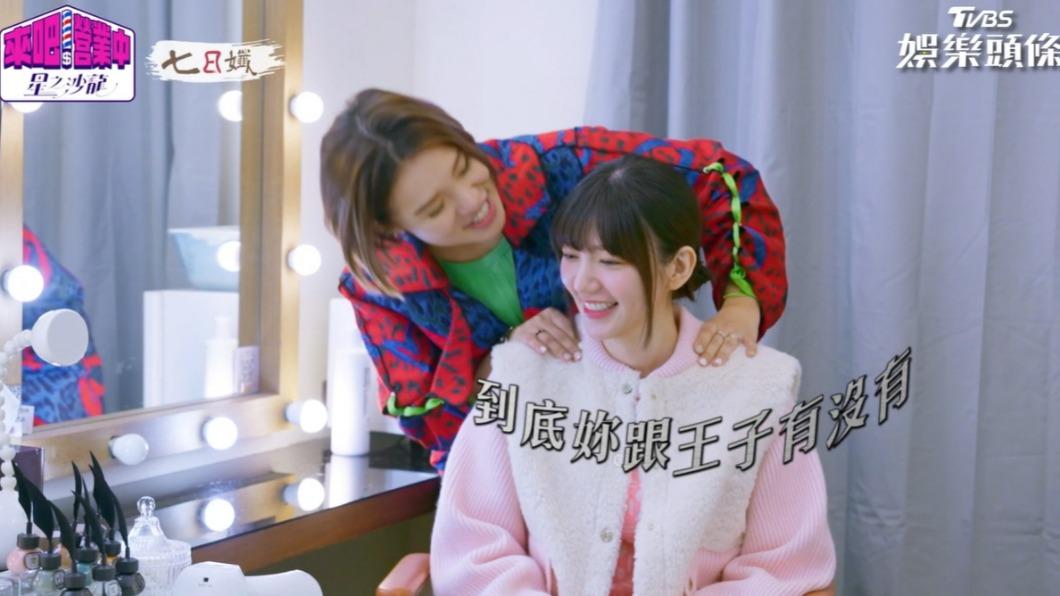 Hold住姐一邊按摩一邊逼問郭雪芙。（圖／翻攝自《來吧！營業中2》）