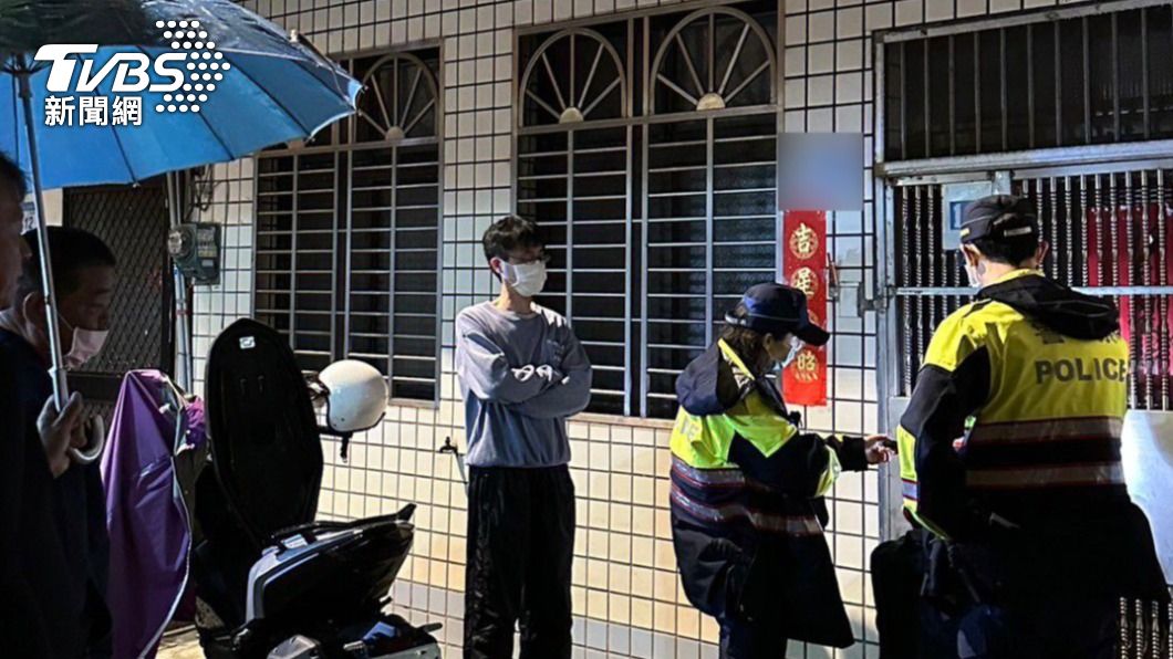 警方到場敲門許久皆未獲得回應。(圖/警方提供)