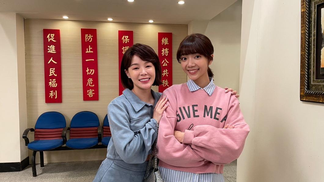 波波蓁(左)、周宇柔在《市井豪門》扮母女,戲外僅差1歲。(圖/民視提供)