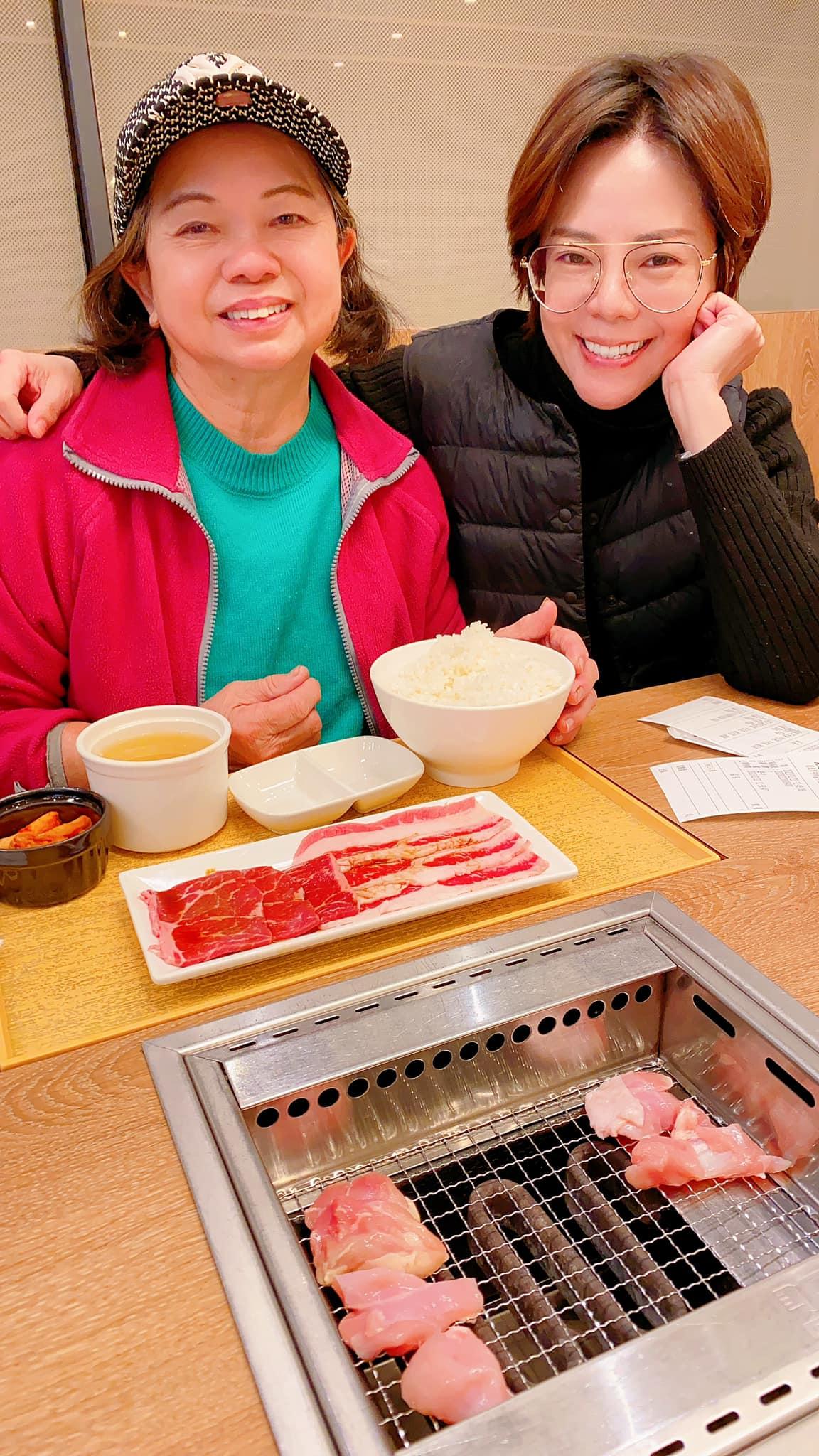 錦雯與媽媽感情很好。(圖/翻攝自黃錦雯Fiona臉書)