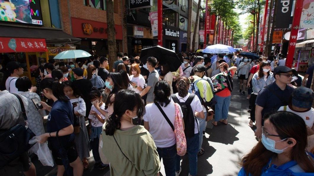 蕭敬騰的飲料店在2020年開幕時,曾一度有破千人上街排隊。(圖/翻攝自王浩宇臉書)