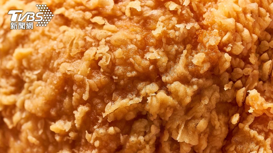 炸雞吃出顆粒感?她驚見「雞皮內藏蟲卵」嚇吐:噁心到瘋掉