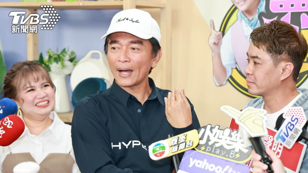 吳宗憲模仿吳姍儒抱小孩的模樣。(圖/趙世平攝)
