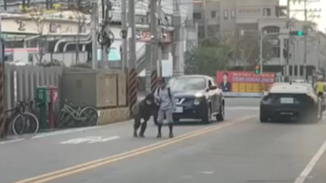 小球員緊緊牽住老奶奶的手，緩慢前進。（圖／翻攝自台中市大雅區上楓國小棒球隊臉書）