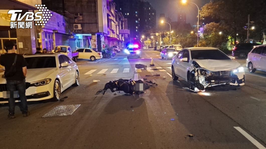 無號誌路口汽機車相撞！後座乘客拋飛滾車底　白車保險桿撞爛