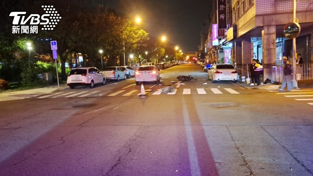 因撞擊力道過大，還波及到停在路邊的無辜車輛。（圖／警方提供）