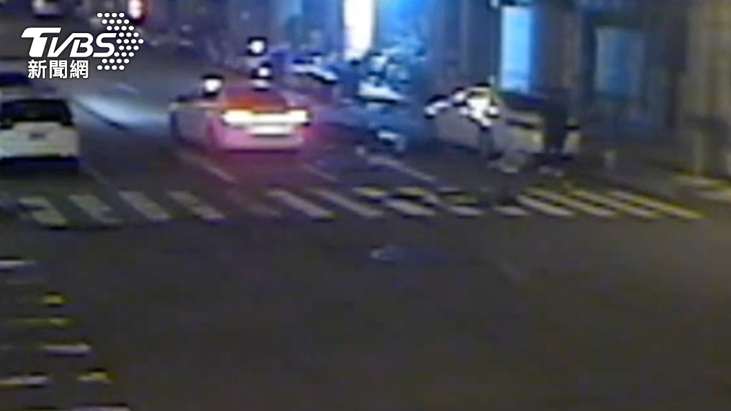 其中一名女子碰撞後拋飛到另一台車底下，機車嚴重受損。（圖／警方提供）