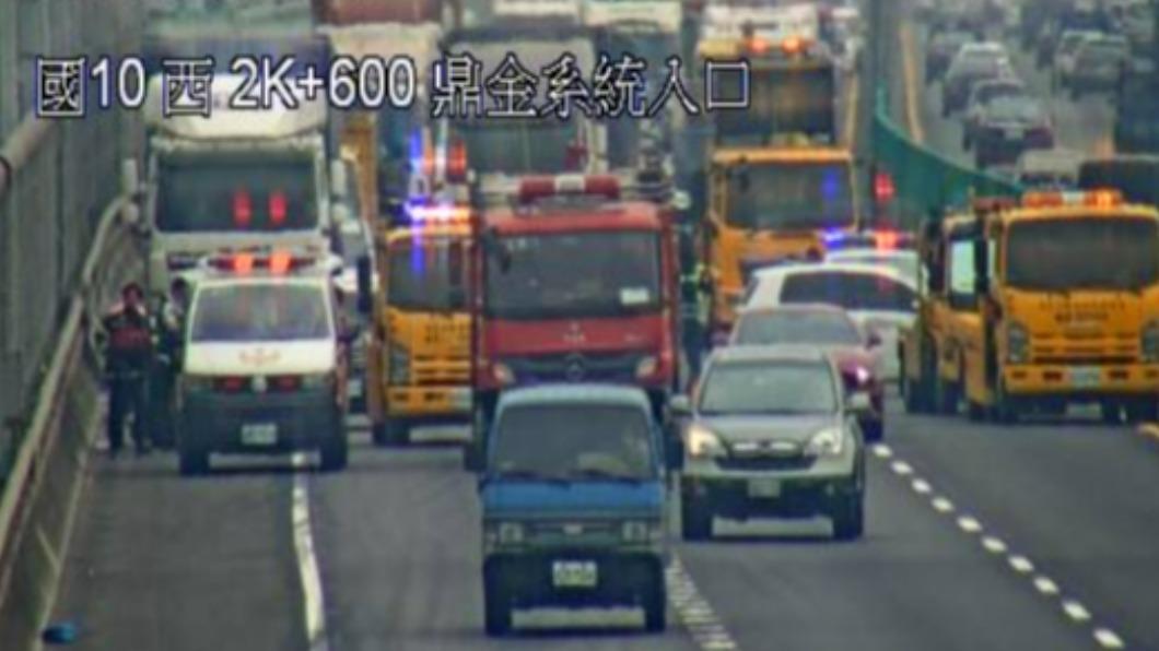 快訊/國道10號「垃圾車+3轎車追撞」 堵成停車場