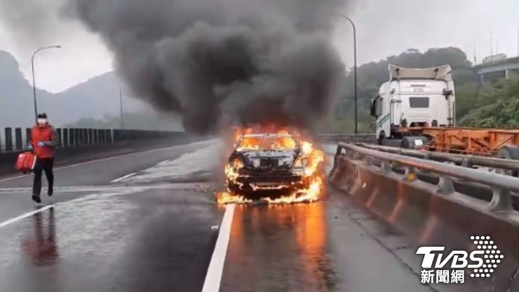 台62火燒車 賓士車燒到只剩骨架