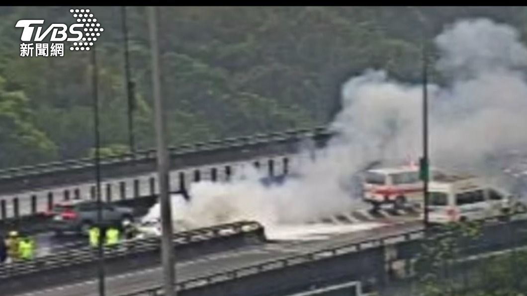 基隆市消防局出動兩個分隊前往灌救,還好車上兩人及時逃出,沒有受傷。(圖/TVBS)
