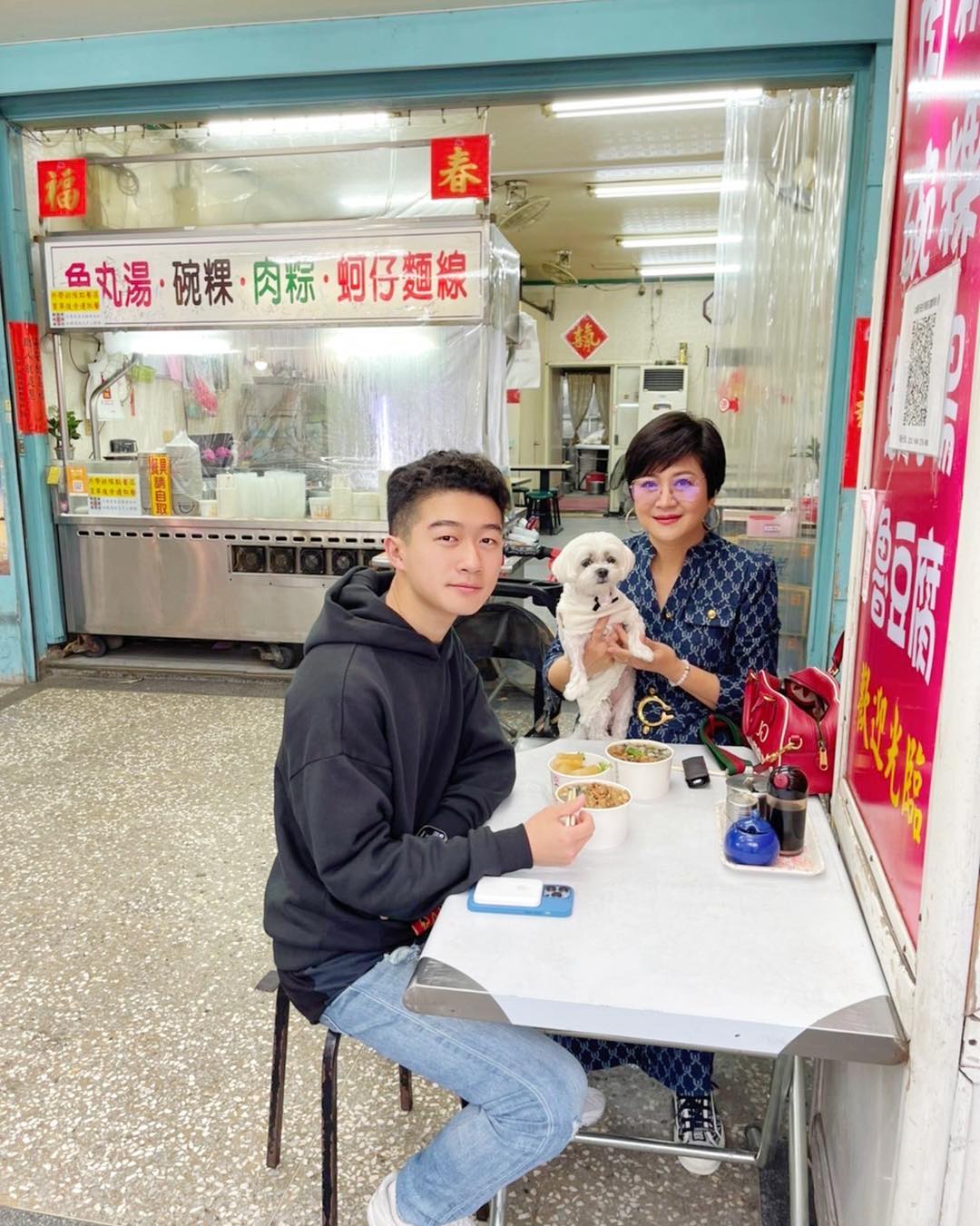 崔佩儀帶著兒子吃遍美食。(圖/翻攝自崔佩儀臉書)